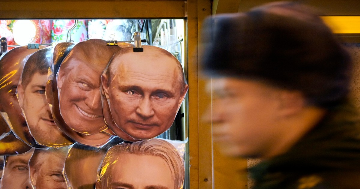 Măștile faciale care îi înfățișează pe Donald Trump și Vladimir Putin sunt expuse spre vânzare la o piață de suveniruri din Sankt Petersburg Foto: Profimedia Images