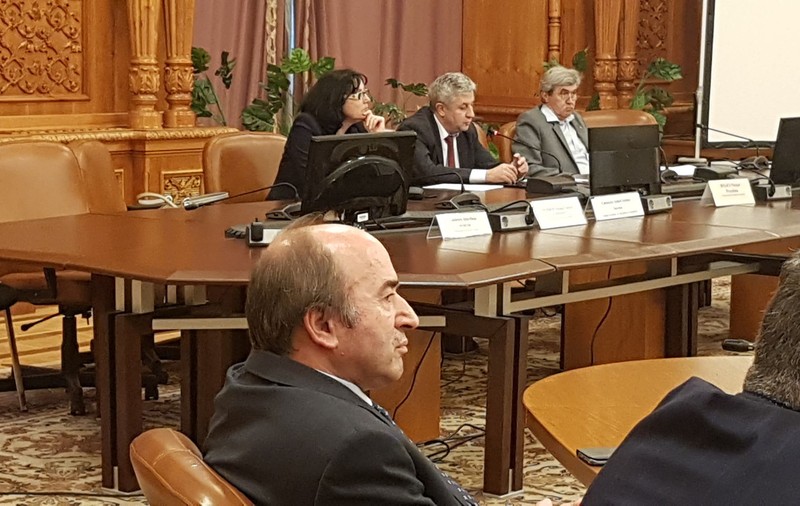 UPDATE. Comisia Iordache, raport favorabil pe modificările la Codul Penal. Opoziţia: "Toate infracţiunile grave, abuzul în serviciu, şi altele, petrecute anterior anului 2010, luna aprilie, vor fi de nepedepsit"