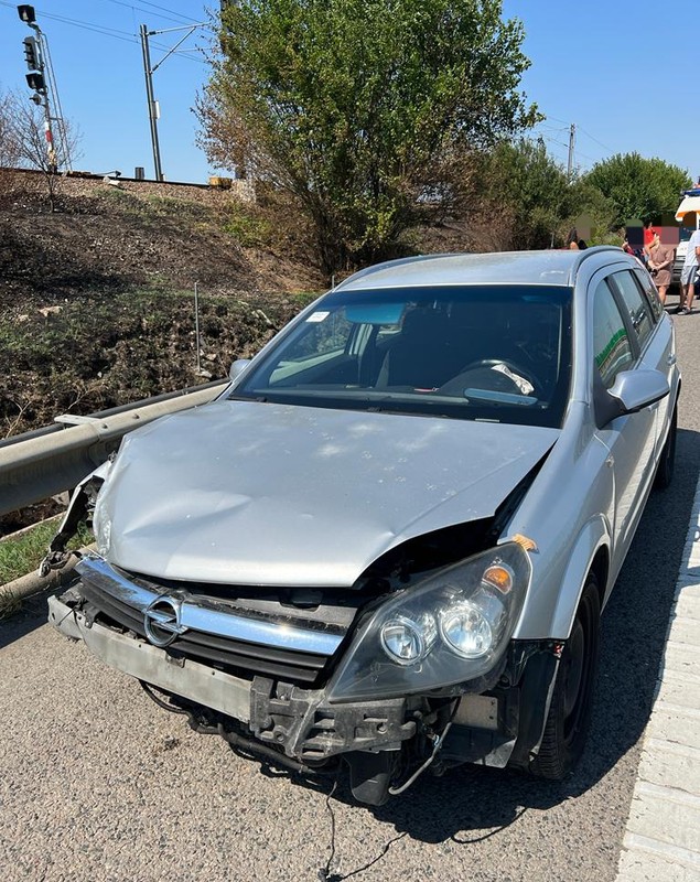 Carambol cu patru mașini pe Autostrada Soarelui. Două persoane, dintre care un copil, au ajuns la spital