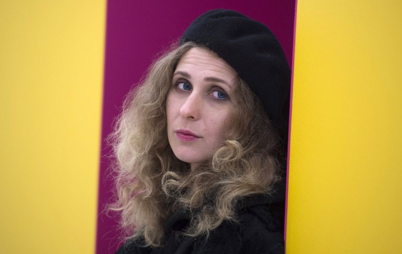 „Pare un roman cu spioni”. Supravegheată de poliție, o membră a trupei Pussy Riot a fugit din Rusia. În ce s-a deghizat pentru a trece neobservată