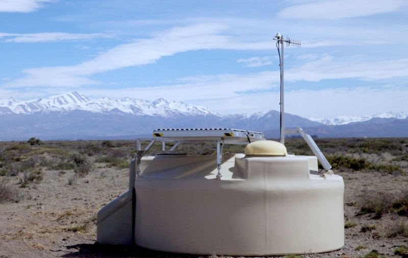 În deșertul argentinian, 1.660 de rezervoare portocalii instalate din 2004 continuă să caute particule cosmice rare. Foto: Pierre Auger Observatory