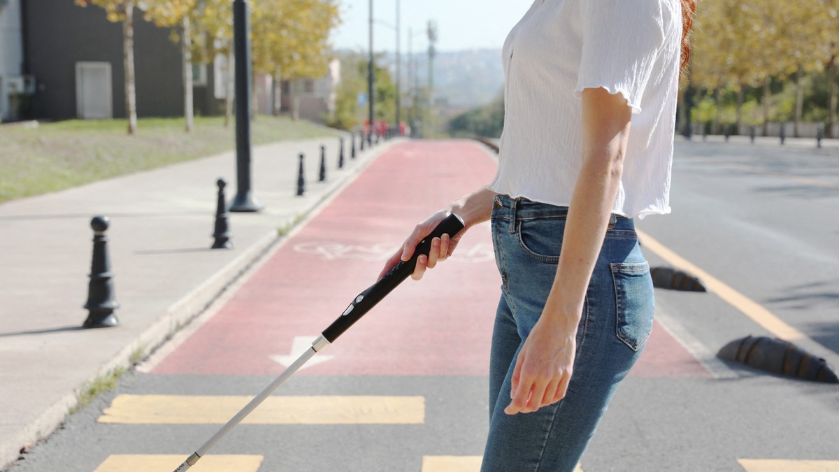 Bastonul smart cu AI pentru nevăzători WeWalk Smart Cane 2.