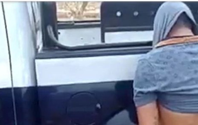 Cum au agresat polițiștii un presupus hoț. L-au dezbrăcat și l-au bătut cu o bâtă