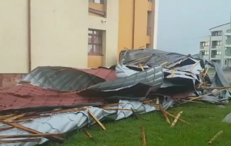 Acoperișul unui cămin a fost luat de vânt în Târgoviște |FOTO