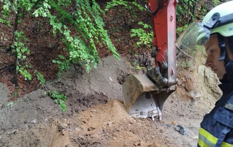Un bărbat a murit după ce a fost prins sub un mal de pământ, când lucra la un drum forestier din Călimăneşti