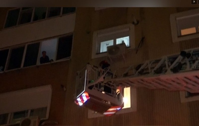O femeie din Reșița a fost salvată de pompieri, după ce nepoțica de 2 ani a încuiat-o pe balcon