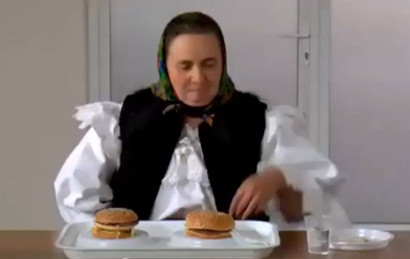 TEST FĂCUT DE AMERICANI! Au vrut să vadă cum se COMPORTĂ OAMENII CARE MĂNCÂNCĂ UN BURGER pentru PRIMA DATĂ! Iată cum AU REACŢIONAT ROMÂNII! VIDEO