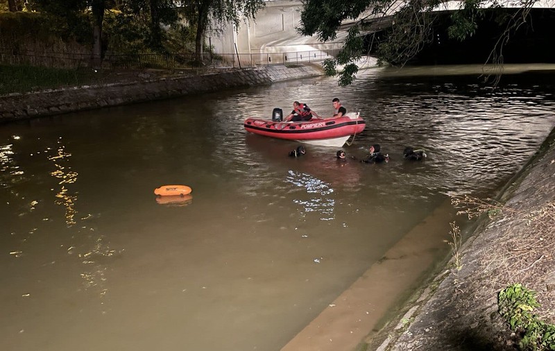 Bărbat din Timișoara, căutat de pompieri și scafandri după ce a sărit de pe un pod în râul Bega