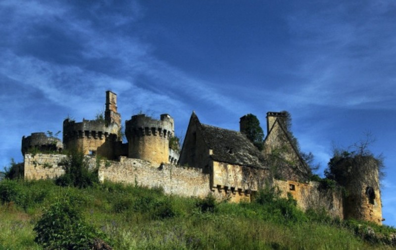 Un castel abandonat din Franța poate fi "cumpărat" pentru 50 de euro