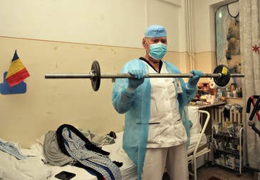 Doctorul combină exercițiile fizice ca să-și păstreze tonusul