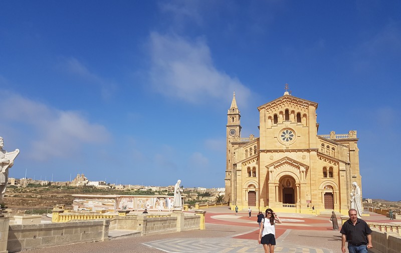 VIDEO/Ta Pinu din Malta, biserica plină de mărturii ale dorințelor împlinite. Pentru ce s-au rugat vedetele din România?