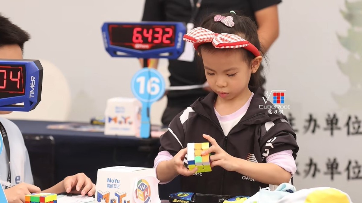 Fetița de șase ani din China a atins record nou la Cub Rubik