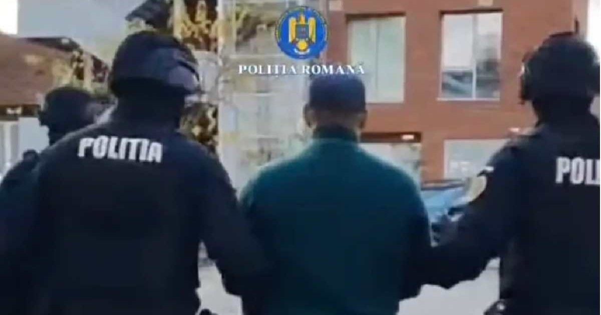 Bărbat înconjurat de doi polițiștii din Serviciul pentru Acțiuni Speciale