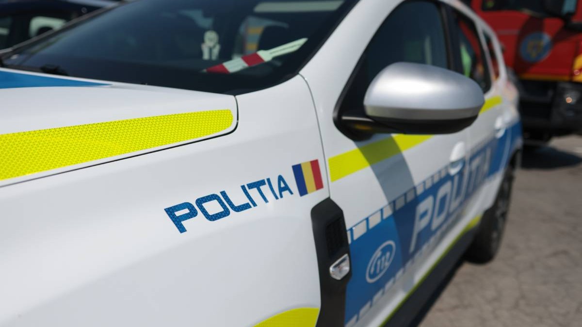 Mașina Poliției Române, marcat vizibil cu inscripția „POLIȚIA”, de culoare albă, cu benzi reflectorizante galben-neon și albastru