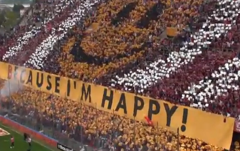 Ce fani are Andrei Cristea! Super-coregrafie realizată de ultrașii Salernitanei, în cinstea promovării în Serie B