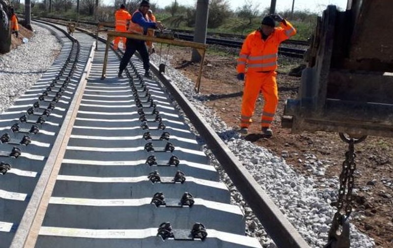 Se lucrează la calea ferată  Gara de Nord-Otopeni după interdicția trasată de Curtea de Apel București. Care e miza