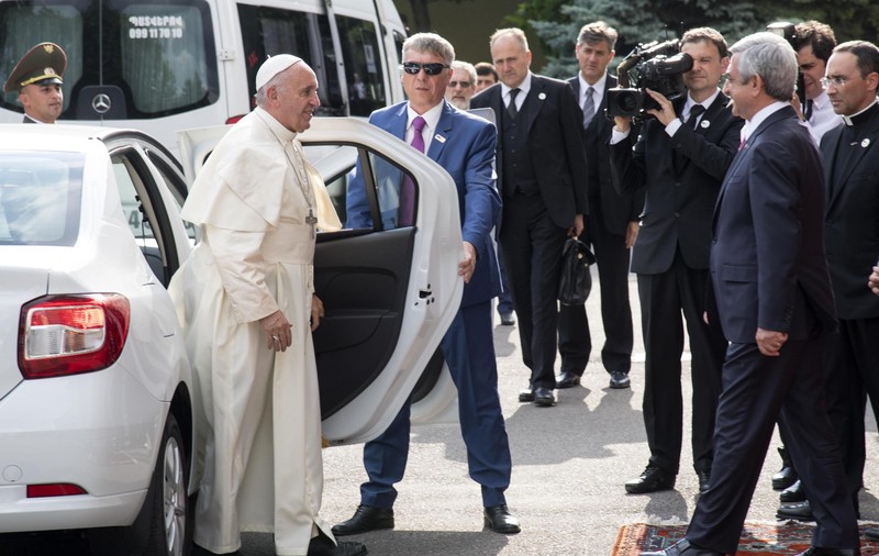 Fotografia zilei: Papa Francisc a folosit un Logan în timpul vizitei din Armenia