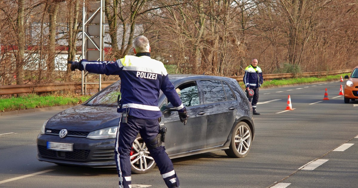 polițiștii germani opresc o mașină