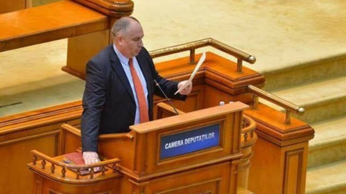 A oprit o ambulanță în trafic și a cerut socoteală șoferului