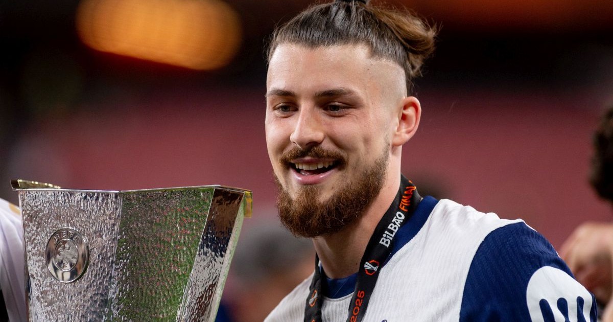 Radu Dragusin la o poza cu Cupa UEFA League dupa meciul de fotbal dintre Totenham Hotspur si Manchester United, contand pentru Finala UEFA League, desfasurat pe Stadionul San Mamés din Bilbao, miercuri 21 mai 2025. © FOTO: Marius Tudor/SPORT PICTURES