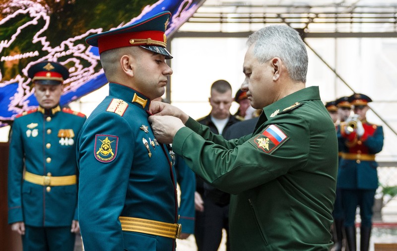 Serghei Șoigu i-a decorat pe soldații care ar fi distrus tancuri Leopard și vehicule blindate Bradley în Ucraina