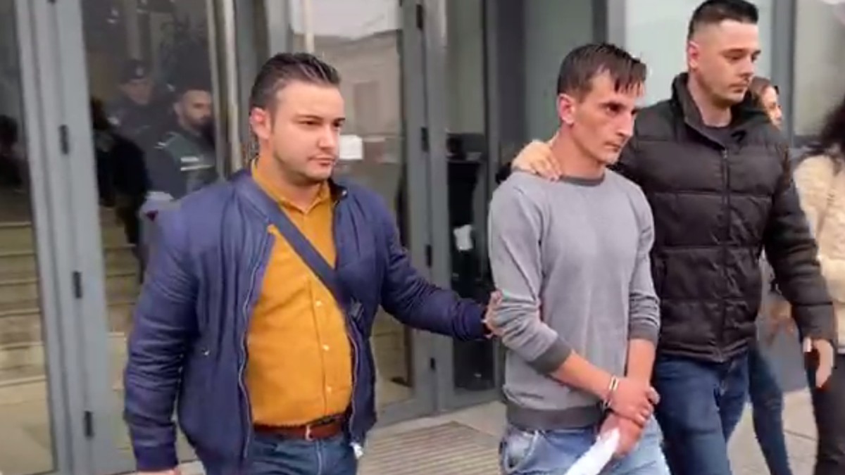 Un bărbat din București suspectat de tentativă de viol este scos din sediul Poliției după ce a fost reținut