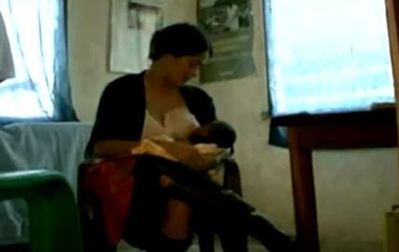 Mai ţineţi minte că o supervedetă internaţională a încântat lumea alăptând în public un copil înfometat din Africa? | VIDEO
