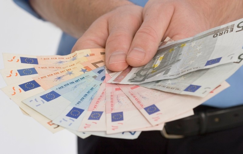 Un afacerist s-a trezit fără 3,5 milioane de euro în bancă 