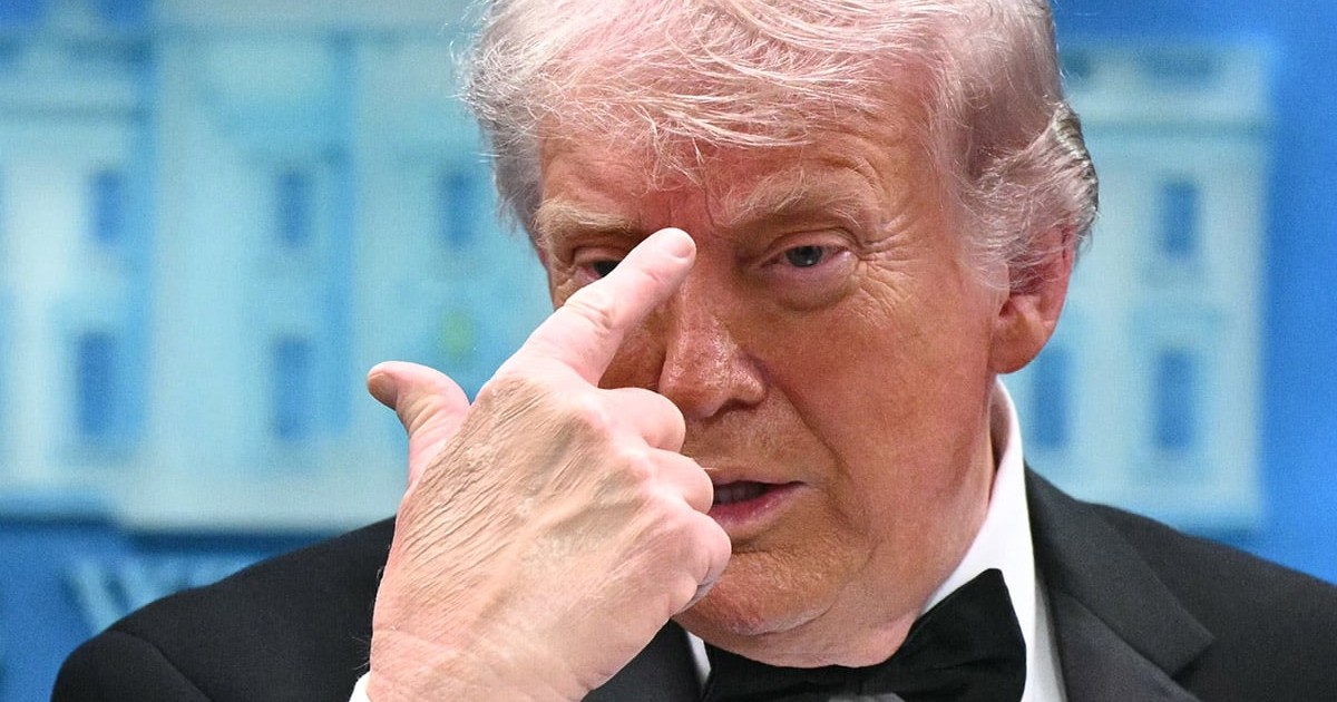Președintele SUA, Donald Trump, gesticulează în timp ce vorbește în timpul unei conferințe de presă din sala de briefing Brady de la Casa Albă din Washington, DC, la scurt timp după incidentul armat de la cina corespondenților de la Casa Albă din 25 aprilie 2026