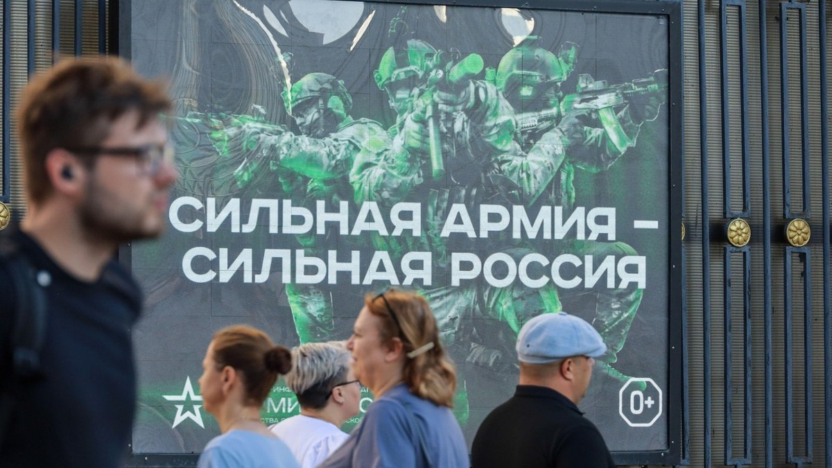 „O armată puternică - o Rusie puternică”: afiș de propagandă pentru armata rusă Foto: Profimedia