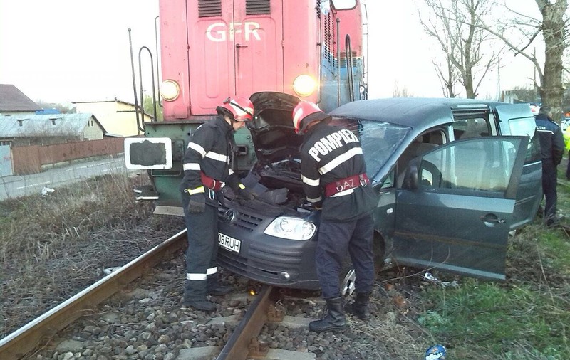 Un microbuz a fost lovit tren în Ploiești. Șapte oameni au fost răniți în urma impactului violent