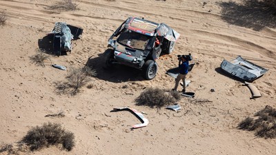 Imagine cu mașina Dacia Sandriders, după accidentul petrecut în Raliul Dakar. Foto X DAKAR RALLY