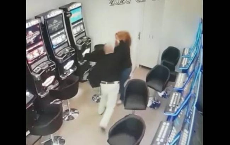 VIDEO | Sală de jocuri din Timișoara, prădată de un individ care a bătut-o pe casieră. Tâlharul este tatăl unui cunoscut hoț din buzunare