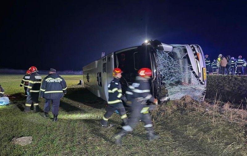 Un pasager a fost proiectat în afara mașinii și strivit de autocarul care s-a răsturnat, în Galați. Accidentul, soldat cu un mort și 14 răniți