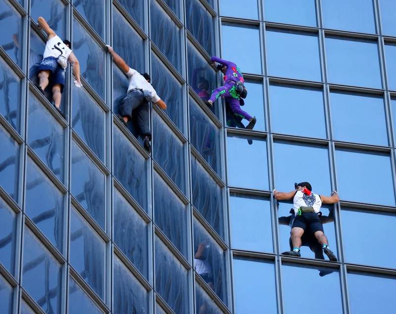 Alain Robert, poreclit „Spiderman”, arestat în Franța după ce s-a cățărat pe un turn în semn de protest față de pașaportul sanitar