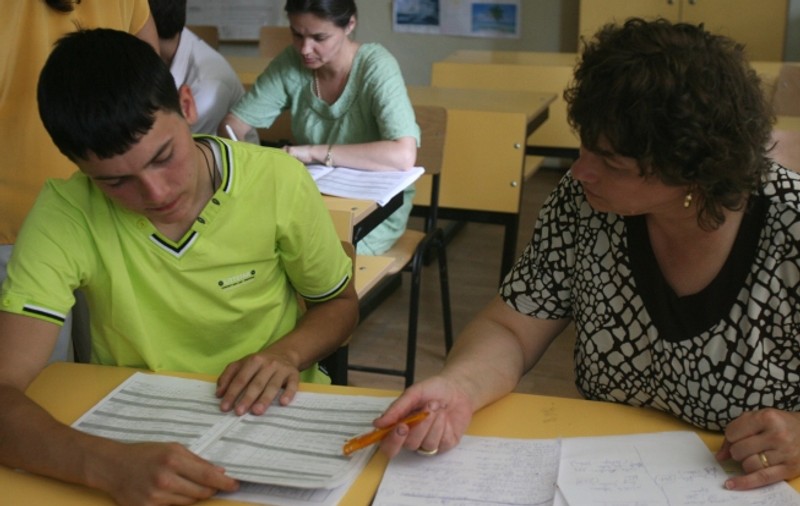 Au trimis elevii să înveţe în satul vecin ca să transforme şcoala în birt