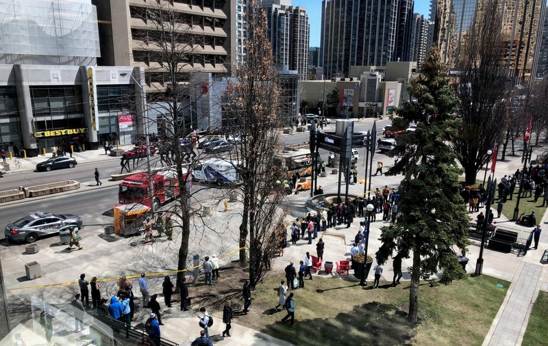 VIDEO / O dubă a intrat în mulțime, în Toronto. Cel puțin 10 morți și 15 răniți - UPDATE