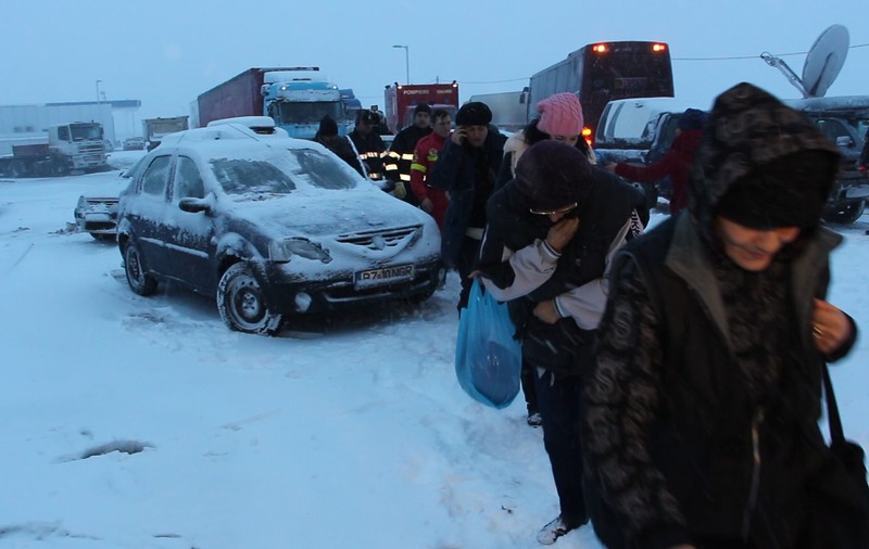 E PRĂPĂD ÎN BUZĂU! Județul, paralizat din cauza viscolului, a fost complet închis