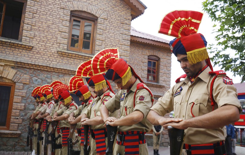 Un polițist din India a fugit peste un kilometru cu un proiectil neexplodat în brațe pentru a-l îndepărta de o școală