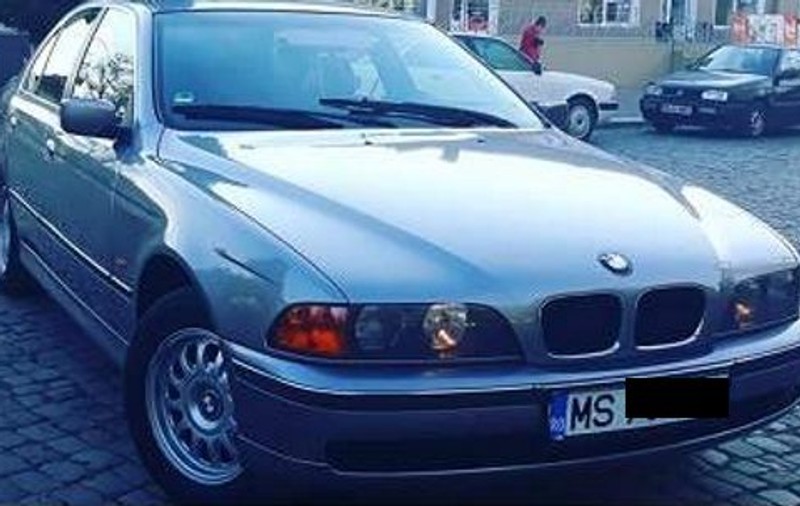 Accident grav filmat pe Facebook! Un tânăr din Mureș a condus un BMW cu 220 de kilometri la oră, în timp ce făcea live! A scăpat cu viață ca prin minune