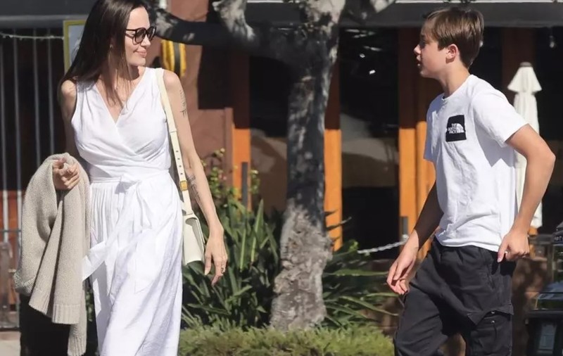 Angelina Jolie, apariție surprinzătoare alături de Knox. Ce făcea fiul său în vârstă de 14 ani?