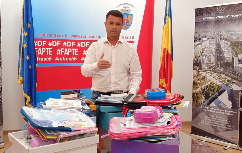 Primarul Sectorului 5 le-a distribuit elevilor orare cu caricatura lui și o poezie motivațională: „Să te uiți în calendar / C-ai șanse s-ajungi primar”