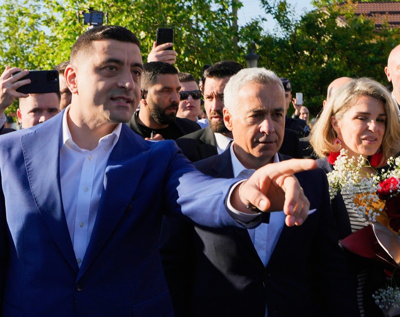 Cum a apărut Cristela Georgescu la secția de votare. Detaliul care a atras toată atenția la soția lui Călin Georgescu