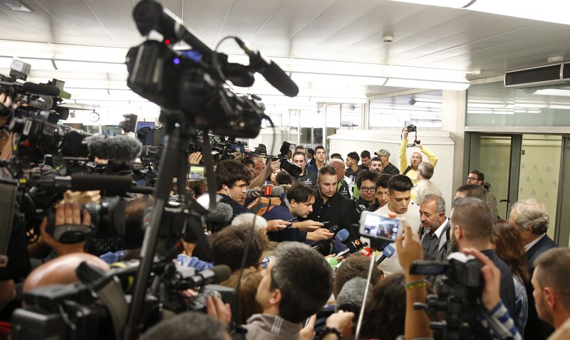 epa04934206 Osama Abdul Mohsen (R) a Syrian refugee who was tripped together with his son Zaid by a Hungarian video journalist as they broke through a police cordon on the border between Serbia and Hungary, arrives at Atocha Train Terminus in Madrid, Spain, 16 September 2015. Osama, who coached a Syrian First Division team, arrives in Madrid together with his family to work as soccer coach in Getafe, Madrid. EPA/ALBERTO MARTIN