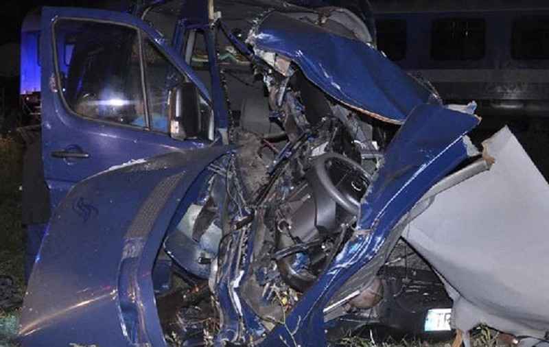 Șoferul microbuzului lovit de tren în Gara Roșiești din Vaslui s-a ghidat după GPS. Opt oameni, la un pas de moarte