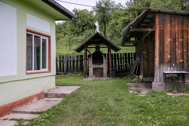 Curtea sediului AVPS Jderul din satul Poieniţa