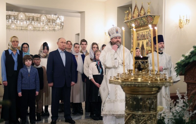 Crăciun pe rit vechi în Rusia. Putin a promis sprijin pentru soldații care apără interesele țării și s-a întâlnit cu rude ale militarilor care au murit