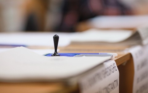 Ștampila și buletinele de vot pentru un tur de scrutin din România