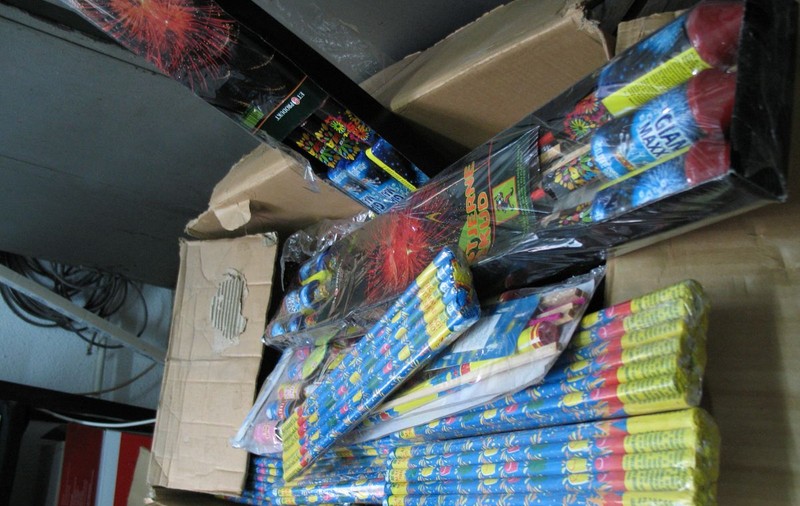 La piaţă, cu un ”arsenal” format din 10.000 de petarde şi vulcani 
