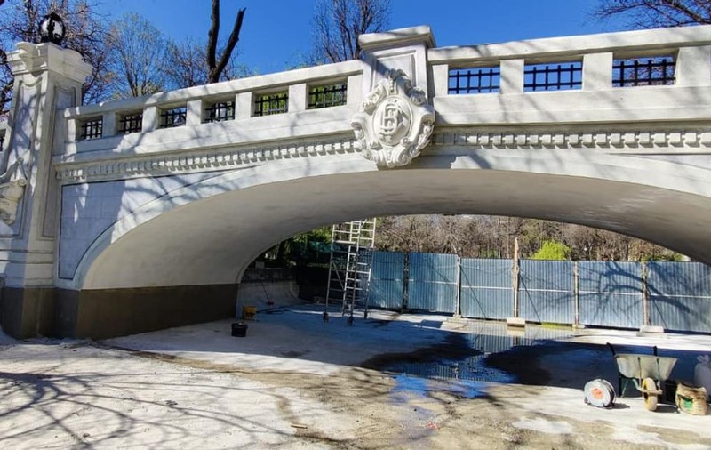 Podul Mare din Parcul Cișmigiu, construit în urmă cu 100 de ani, a fost reabilitat. Cum arată acum